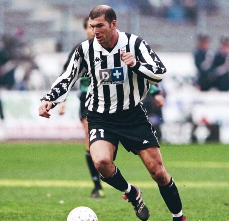 1999/2000 Juventus Retro Jersey - Black and White D+ Liberta Digitale Home Edition at GoVintageJersey Store